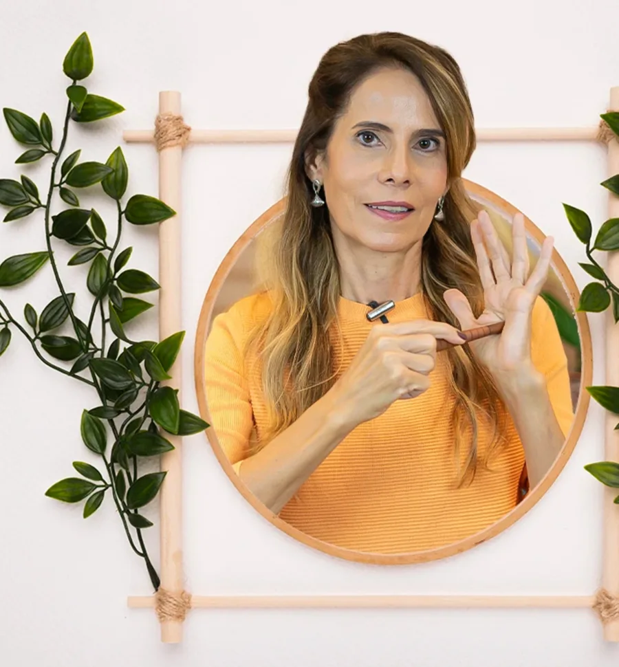 Paula Guimarães em moldura com folhagem